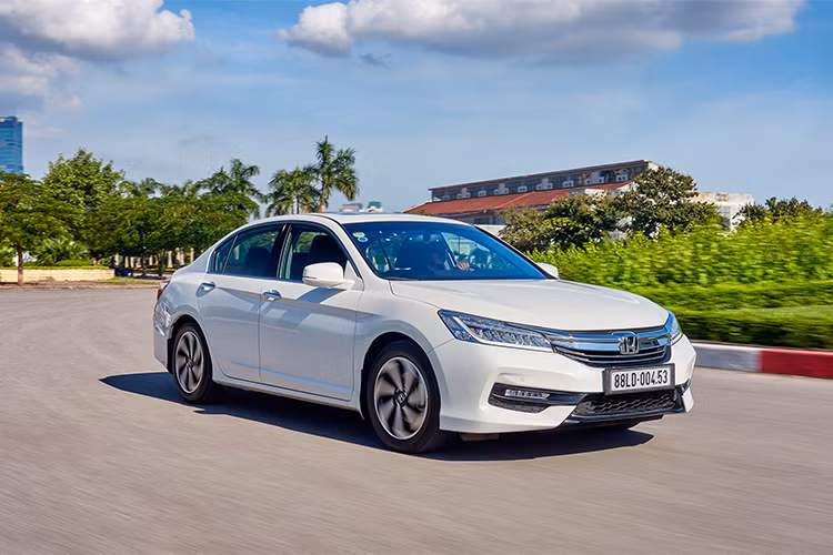 Mẫu xe Honda Accord sở hữu sự nâng tầm của các yếu tố: “Thể thao hiện đại – Hứng khởi khi sử dụng” cùng trái tim là động cơ áp dụng công nghệ đột phá “Earth Dreams Technology”, Honda Accord xứng danh lựa chọn “đáng tiền” cho khách hàng trong phân khúc sedan hạng D, sẽ được tiếp tục nhập khẩu lại với mức giá 1.198.000.000 đồng.