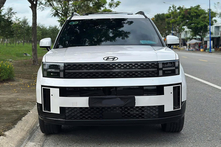 Bên cạnh đó, mặt ca-lăng lấy cảm hứng từ logo Hyundai dạng phẳng 2D, làm nên tổng thể thiết kế táo bạo cá tính. Mặt ca-lăng của xe được trang bị tính năng AAF (Active Air Flap) mở/ đóng tự động thông minh tùy theo các chế độ vận hành nhằm tối ưu hệ số cản gió nhưng vẫn đảm bảo làm mát động cơ và hệ thống phanh