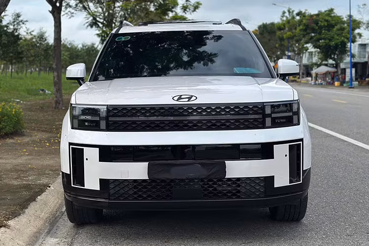 Bên cạnh đó, mặt ca-lăng lấy cảm hứng từ logo Hyundai dạng phẳng 2D, làm nên tổng thể thiết kế táo bạo cá tính. Mặt ca-lăng của xe được trang bị tính năng AAF (Active Air Flap) mở/ đóng tự động thông minh tùy theo các chế độ vận hành nhằm tối ưu hệ số cản gió nhưng vẫn đảm bảo làm mát động cơ và hệ thống phanh