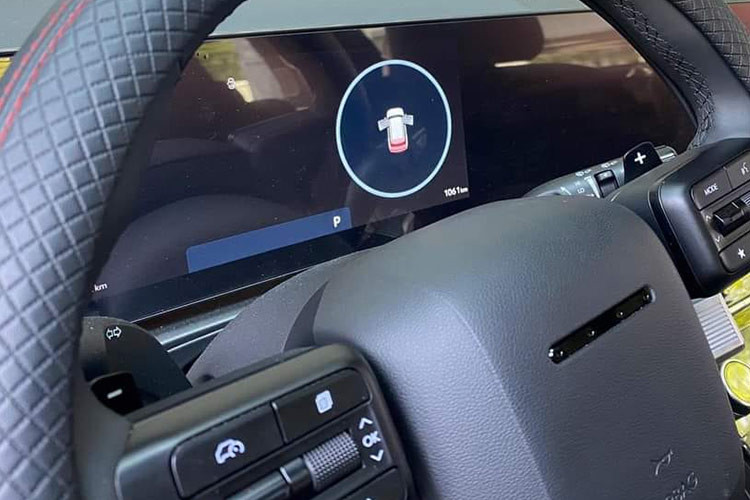 Bên cạnh đó, mẫu xe SUV thế hệ mới này còn có một số trang bị đáng chú ý khác như: màn hình HUD, cửa sổ trời kép, bàn sạc không dây, chìa khóa thông minh, hệ thống âm thanh 12 loa Bose...