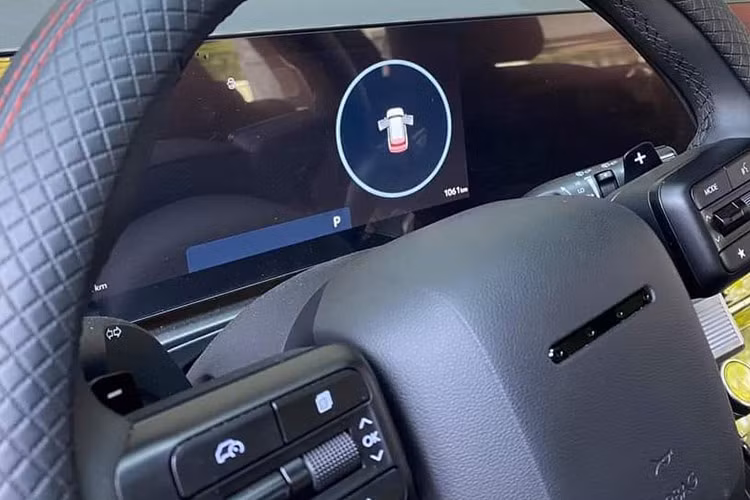 Bên cạnh đó, mẫu xe SUV thế hệ mới này còn có một số trang bị đáng chú ý khác như: màn hình HUD, cửa sổ trời kép, bàn sạc không dây, chìa khóa thông minh, hệ thống âm thanh 12 loa Bose...