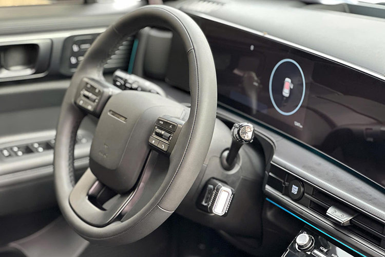 Cung cấp sức mạnh cho Hyundai SantaFe 2025 bản cao cấp nhất là động cơ xăng 2.5 lít tăng áp cho công suất 281 mã lực và mô-men xoắn cực đại 422 Nm. Động cơ đi cùng hệ dẫn động 4 bánh toàn thời gian và hộp số tự động ly hợp kép 8 cấp ướt (8DCT).