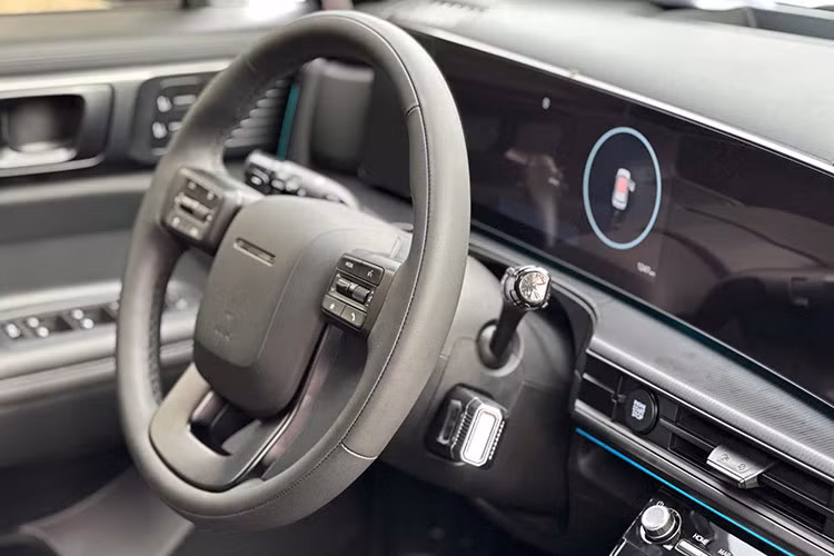 Cung cấp sức mạnh cho Hyundai SantaFe 2025 bản cao cấp nhất là động cơ xăng 2.5 lít tăng áp cho công suất 281 mã lực và mô-men xoắn cực đại 422 Nm. Động cơ đi cùng hệ dẫn động 4 bánh toàn thời gian và hộp số tự động ly hợp kép 8 cấp ướt (8DCT).