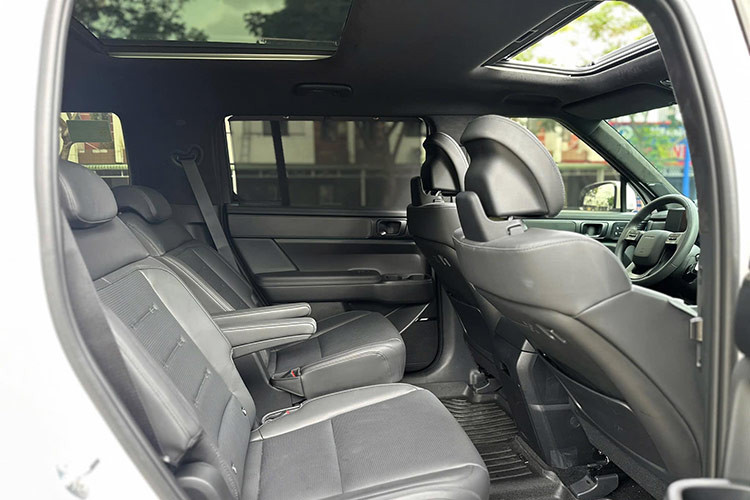 Đặc biệt, Hyundai SantaFe 2025 tại Việt Nam đã có thêm phiên bản 6 chỗ tương tự xe ở thị trường Hàn Quốc. Tuy nhiên, xe lại bị cắt phiên bản máy dầu đúng như dự đoán từ ban đầu. Điều này có thể sẽ ảnh hưởng không nhỏ đến doanh số của Hyundai Santa Fe 2025 vì bản máy dầu rất được ưa chuộng tại Việt Nam.