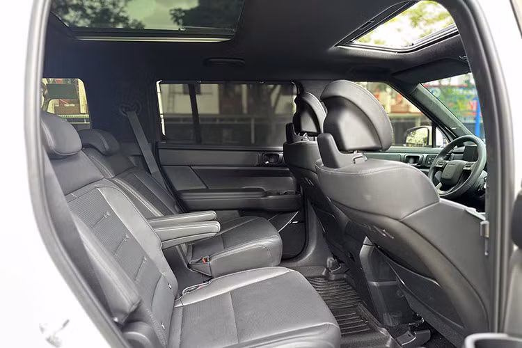 Đặc biệt, Hyundai SantaFe 2025 tại Việt Nam đã có thêm phiên bản 6 chỗ tương tự xe ở thị trường Hàn Quốc. Tuy nhiên, xe lại bị cắt phiên bản máy dầu đúng như dự đoán từ ban đầu. Điều này có thể sẽ ảnh hưởng không nhỏ đến doanh số của Hyundai Santa Fe 2025 vì bản máy dầu rất được ưa chuộng tại Việt Nam.