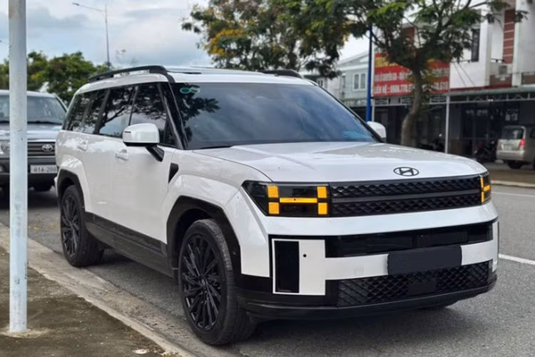 Mức giá xe Hyundai SantaFe 2025 cho 5 phiên bản có mức bán ra dao động từ 1,069 và 1,365 tỷ đồng cho bản cao cấp nhấ. Chiếc Hyundai SantaFe trong bài viết này thuộc bản 2.5 turbo cao cấp nhất và đang được rao bán trên sàn xe cũ với giá 1,469 tỷ đồng, cao hơn giá niêm yết 104 triệu đồng.