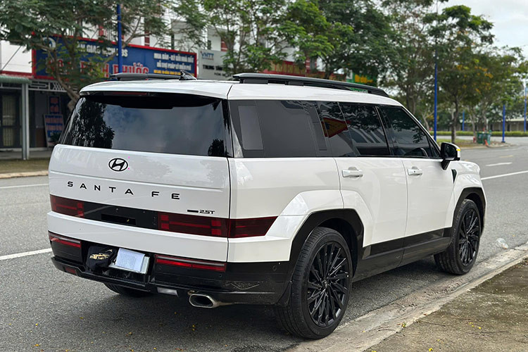 Ngoài ra, xe còn có tùy chọn động cơ xăng Smartstream 2.5L sản sinh công suất 194 mã lực, mô men xoắn cực đại 246 Nm, đi kèm hệ dẫn động cầu trước. Xe có những trang bị an toàn như hệ thống cân bằng điện tử, cảnh báo áp suất lốp, hỗ trợ khởi hành ngang, hỗ trợ xuống dốc, kiểm soát hành trình thích ứng, cảnh báo và hỗ trợ tránh điểm mù, hỗ trợ giữ làn đường,...