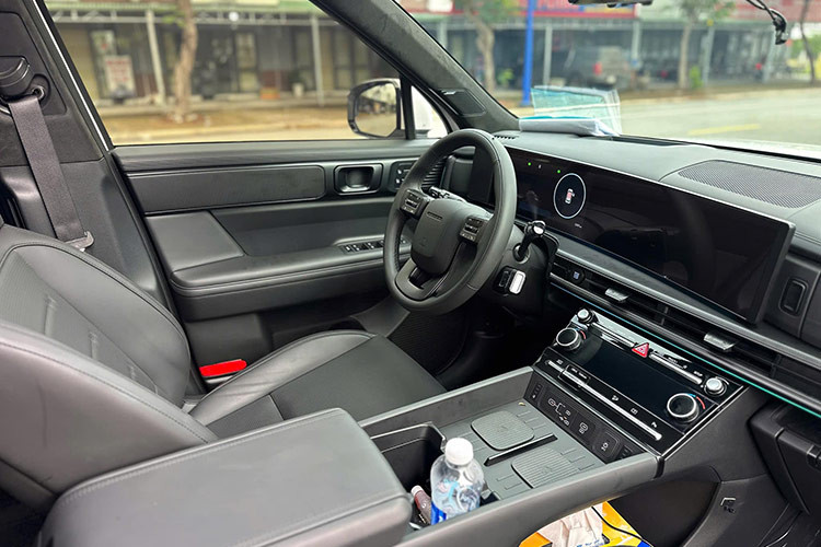 Về nội thất, bên trong khoang cabin của Hyundai SantaFe 2025 gây ấn tượng với cụm màn hình kép đặt nổi trên bảng taplo, gồm bảng đồng hồ kỹ thuật số nối liền với màn hình giải trí và đều có kích cỡ 12,3 inch.
