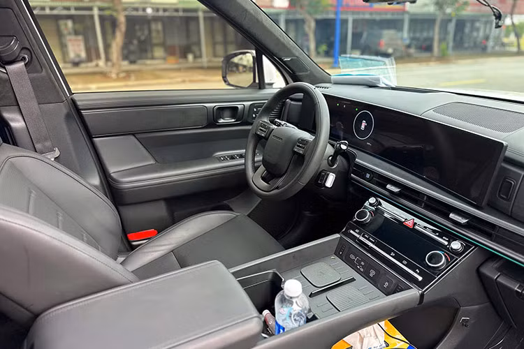 Về nội thất, bên trong khoang cabin của Hyundai SantaFe 2025 gây ấn tượng với cụm màn hình kép đặt nổi trên bảng taplo, gồm bảng đồng hồ kỹ thuật số nối liền với màn hình giải trí và đều có kích cỡ 12,3 inch.