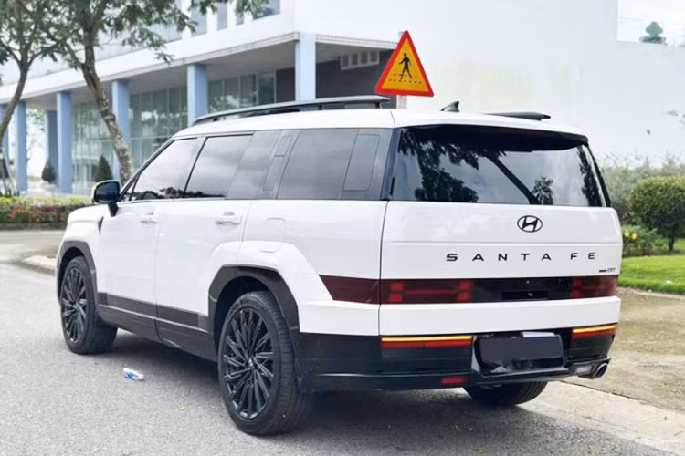 SantaFe thế hệ mới mang phong cách thiết kế ngoại thất boxy khối hộp đậm chất SUV cổ điển, với cụm đèn chiếu sáng và nắp capo đẩy lên cao, tạo nên tổng thể khoẻ khoắn và thể thao. Điểm nhấn ở phần đầu xe là cụm đèn chiếu sáng Adaptive LED thích ứng tự động (AHB-LED), cùng cụm đèn chiếu sáng ban ngày tạo hình chữ H.