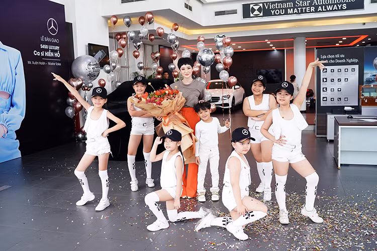 Hiền Hồ là một cái tên khá mới trong làng âm nhạc Việt, nhưng cô đã nhanh chóng tạo được tiếng vang nhờ những ca khúc đi vào lòng người như "Rồi người thương cũng hoá người dưng" hay "Em ngày xưa khác rồi"... Mới đây, Hiền Hồ đã khiến người hâm mộ bất ngờ khi cô quyết định tậu về cho mình một chiếc Mercedes-Benz S450L Luxury mới.