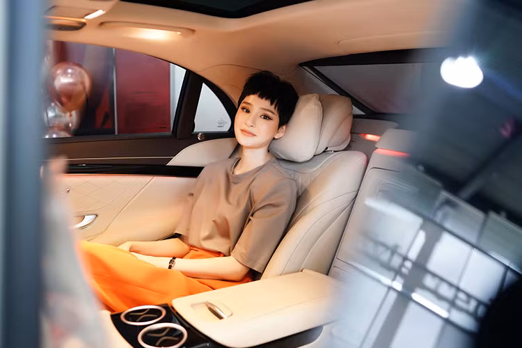 Mercedes-Benz S450 L của Hiền Hồ sở hữu khối động cơ V6 3.0L sản sinh công suất tối đa 367 mã lực, mô-men xoắn cực đại 500 Nm tại 1.800 - 5.000 v/p. Hộp số là loại 9 cấp 9G-Tronic, hệ dẫn động cầu sau cùng 4 chế độ lái; Eco, Sport, Comfort, Individual... Xe có khả năng tăng tốc từ 0 - 100km/h mất 5,4 giây, tốc độ tối đa 250 km/h.