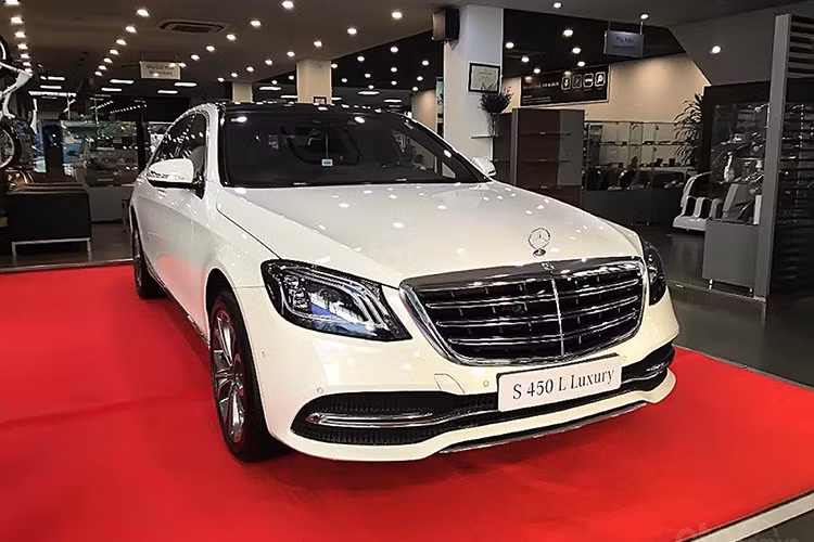 Trước Hiền Hồ, cũng đã có một số sao Việt khác mua Mercedes-Benz S450L như nữ ca sĩ Bích Phương hay nhà thiết kế Đỗ Mạnh Cường. Giá xe Mercedes-Benz S450L và Mercedes-Benz S450L Luxury đang được chào bán chính hãng tại Việt Nam với mức đề xuất là 4,969 tỷ đồng. 