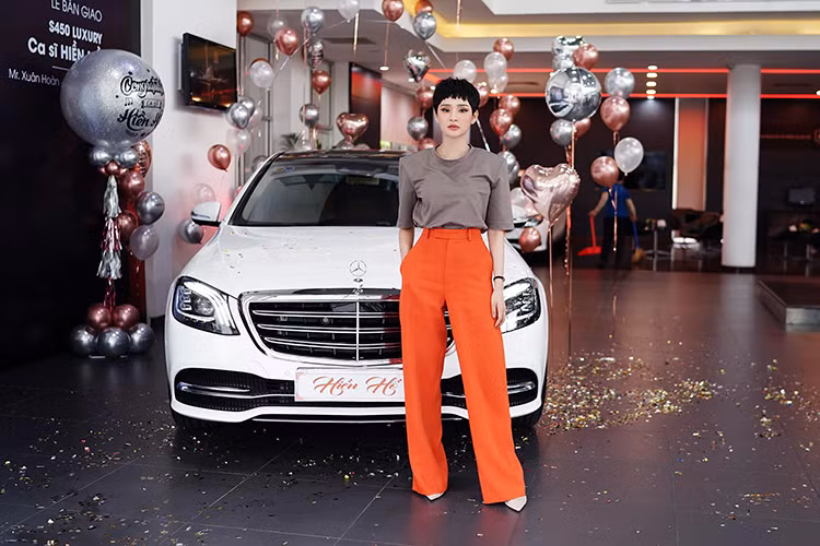 Hiện chưa rõ nữ ca sỹ Hiền Hồ đã chi ra bao nhiêu tiền để sở hữu chiếc xe sang Mercedes-Benz S450L Luxury, nhưng với việc là người nổi tiếng, rất có thể cô sẽ được hưởng mức ưu đãi từ phía thương hiệu xe sang ngôi sao 3 cánh tại Việt Nam.