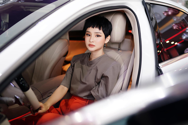 Hệ thống giải trí bao gồm âm thanh Bumester 13 loa công suất 590W, đèn viền nội thất với 64 màu tuỳ chọn, nội thất bọc da cao cấp ốp gỗ bóng Burr Walnut, cửa sổ trời panoramic. Xe có khả năng tương thích Bluetooth, trình duyệt Internet, Apple Carplay, Android và định vị vệ tinh toàn cầu có bản đồ Việt Nam, Camera 360 độ...