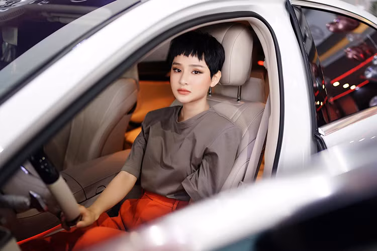 Hệ thống giải trí bao gồm âm thanh Bumester 13 loa công suất 590W, đèn viền nội thất với 64 màu tuỳ chọn, nội thất bọc da cao cấp ốp gỗ bóng Burr Walnut, cửa sổ trời panoramic. Xe có khả năng tương thích Bluetooth, trình duyệt Internet, Apple Carplay, Android và định vị vệ tinh toàn cầu có bản đồ Việt Nam, Camera 360 độ...