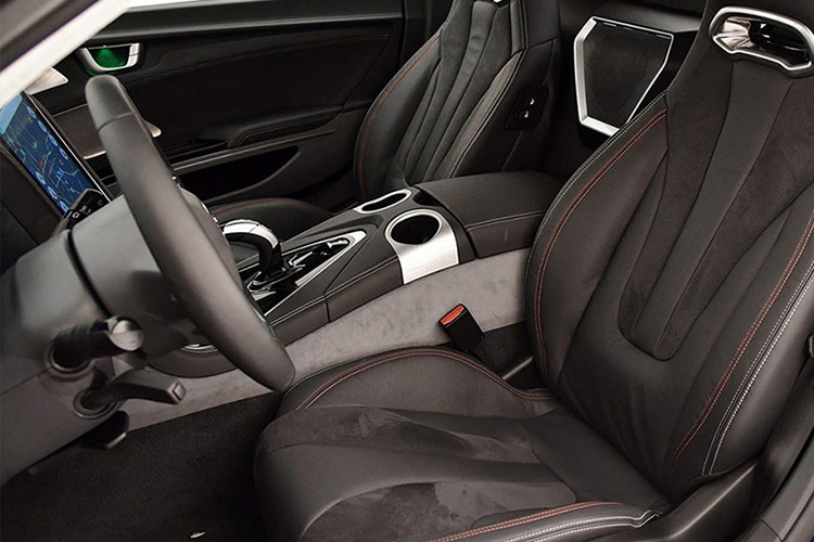 Những tính năng mới khác bao gồm kết nối WiFi và 4G, nút bấm khởi động và hệ thống âm thanh 6 cấp với một loa siêu trầm. Ngoài ra mẫu xe thể thao điện Qiantu K50 mới còn có các cụm đèn LED, cửa sổ không khung và bộ la-zăng gia cố nhôm cỡ 19-inch. Đồng thời nó còn trang bị một tấm pin năng lượng mặt trời trên nóc...