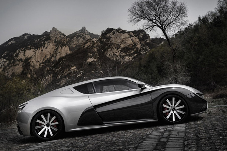 Trước mắt vẫn có rất ít thông tin về mẫu xe thông số Mỹ, nhưng Mullen nói rằng nó sẽ có một bộ khung nhôm, “bao kín thân vỏ bằng sợi carbon” và một hệ truyền động điện sản sinh 402 mã lực. Người mua cũng có thể mong đợi cự li di chuyển là khoảng 380 km trên một lần sạc.