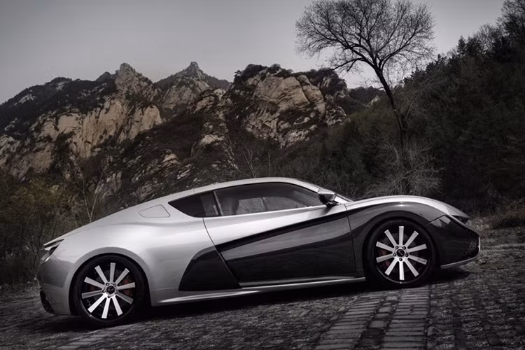 Trước mắt vẫn có rất ít thông tin về mẫu xe thông số Mỹ, nhưng Mullen nói rằng nó sẽ có một bộ khung nhôm, “bao kín thân vỏ bằng sợi carbon” và một hệ truyền động điện sản sinh 402 mã lực. Người mua cũng có thể mong đợi cự li di chuyển là khoảng 380 km trên một lần sạc.