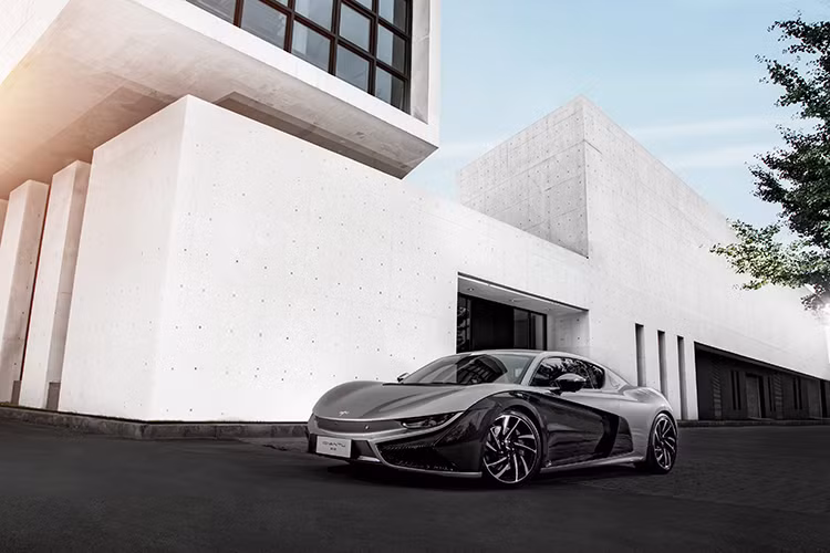 Về mức giá xe Qiantu K50 của phiên bản xe Mỹ hiện chưa được hãng công bố chính thức, tuy nhiên Qiantu K50 có giá khởi điểm 754.300 nhân dân tệ (khoảng hơn 2,5 tỷ Đồng) ở thị trường Trung Quốc.