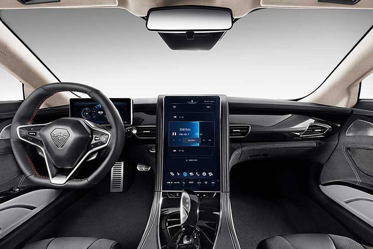 Bên trong Qiantu K50 tại Trung Quốc nhiều trang bị ngon lành như ghế thể thao bọc da lộn và da thật với tính năng sưởi ấm/thông gió, vô lăng bọc da sưởi ấm và hệ thống điều hòa tự động. Các tài xế sẽ còn thấy một bảng tín hiệu đồng hồ kỹ thuật số 10.1-inch và hệ thống thông tin giải trí màn hình 15.6-inch với công nghệ định vị GPS và nhận dạng giọng nói.