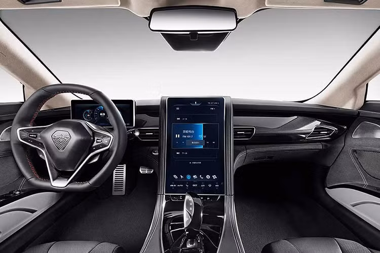 Bên trong Qiantu K50 tại Trung Quốc nhiều trang bị ngon lành như ghế thể thao bọc da lộn và da thật với tính năng sưởi ấm/thông gió, vô lăng bọc da sưởi ấm và hệ thống điều hòa tự động. Các tài xế sẽ còn thấy một bảng tín hiệu đồng hồ kỹ thuật số 10.1-inch và hệ thống thông tin giải trí màn hình 15.6-inch với công nghệ định vị GPS và nhận dạng giọng nói.