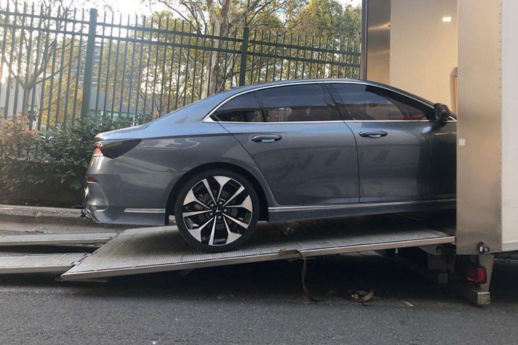 Có thể nói vẻ ngoài thực tế của 2 mẫu xe concept VinFast qua những hình ảnh hé lộ khá đẹp mắt. Ngoài ra, bộ mâm kích thước lớn của 2 mẫu xe VinFast cũng đem lại cảm giác bảnh bao và thể thao.