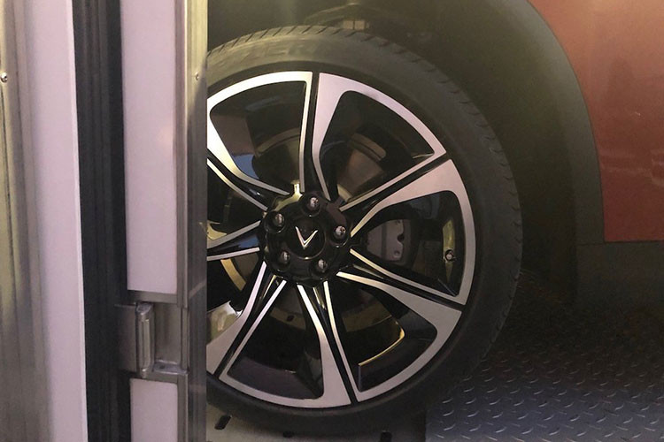 Theo những thông tin được biết cả 2 mẫu sedan và SUV VinFast sẽ sử dụng khối động cơ xăng tăng áp 2,0 lít, 4 xy lanh thẳng hàng mã N20 của BMW. Cùng một khối động cơ nhưng sẽ có 2 mức công suất khác nhau. Mức công suất thấp là 174 mã lực, còn mức công suất cao sẽ rơi vào khoảng 228 mã lực.