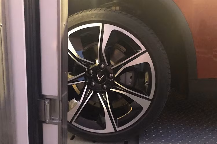 Theo những thông tin được biết cả 2 mẫu sedan và SUV VinFast sẽ sử dụng khối động cơ xăng tăng áp 2,0 lít, 4 xy lanh thẳng hàng mã N20 của BMW. Cùng một khối động cơ nhưng sẽ có 2 mức công suất khác nhau. Mức công suất thấp là 174 mã lực, còn mức công suất cao sẽ rơi vào khoảng 228 mã lực.