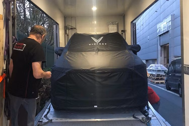 Sau một thời gian dài phát triển và chuẩn bị, cuối cùng thì hai chiếc xe ôtô của Vinfast gồm SUV và sedan cũng đã được vận chuyển đến triển lãm Paris Motor Show 2018 dự kiến sẽ khai màn trong 2 ngày nữa.