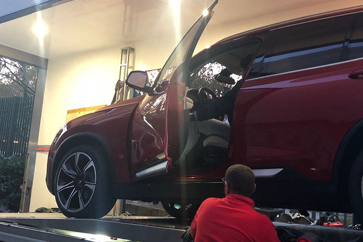 Tuy nhiên, khả năng là phiên bản thương mại của bộ đôi xe ôtô nhà Vinfast trong thời gian tới sẽ sở hữu mâm kích thước nhỏ hơn so với bản concept được mang đến trưng bày ở triển lãm Paris Motor Show 2018 này.