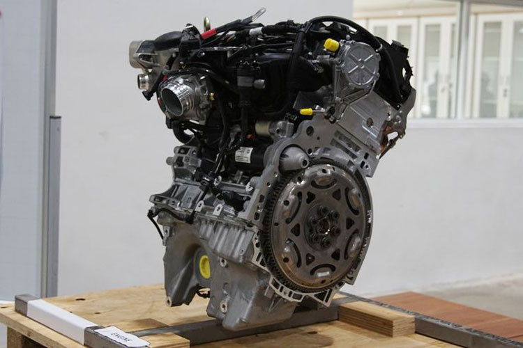 Cũng nói thêm là các xe BMW hiện nay đã chuyển dần từ thế hệ động cơ xăng tăng áp 2,0 lít mã N20 sang thế hệ động cơ xăng tăng áp 2,0 lít mã B48 mới hơn (trong ảnh là động cơ xe ôtô Vinfast được phát triển từ máy BMW N20 4 xi-lanh, tăng áp, tạo ra 2 mức sức mạnh khác nhau).