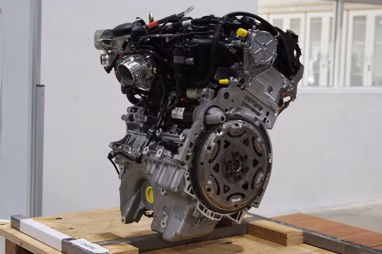 Cũng nói thêm là các xe BMW hiện nay đã chuyển dần từ thế hệ động cơ xăng tăng áp 2,0 lít mã N20 sang thế hệ động cơ xăng tăng áp 2,0 lít mã B48 mới hơn (trong ảnh là động cơ xe ôtô Vinfast được phát triển từ máy BMW N20 4 xi-lanh, tăng áp, tạo ra 2 mức sức mạnh khác nhau).