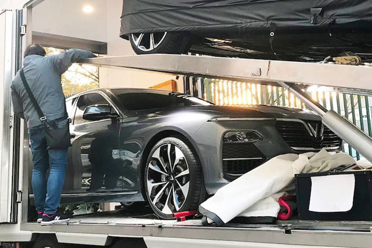 Có thể thấy trong ảnh - hai chiếc xe mẫu sedan và SUV của Vinfast được vận chuyển đến triển lãm Paris Motor Show 2018 bằng xe chuyên dụng. Được biết, hai chiếc xe này được chuyển đến từ Turin, Ý, đại bản doanh của hãng thiết kế Pininfarina – đơn vị thiết kế chính cho VinFast.