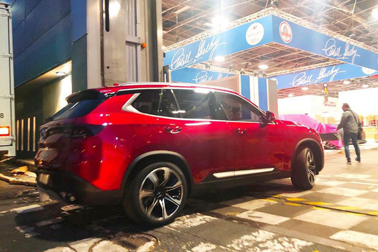 Theo lịch là ngày 2/10 tức thứ 3 tuần sau, VinFast sẽ chính thức trình làng 2 mẫu concept sedan và SUV của mình tại Paris Motor Show 2018. Gian trưng bày của VinFast sẽ nằm ở khu triển lãm số 1, xuất hiện giữa gian của 2 hãng xe là Ferrari – thương hiệu siêu xe “ngựa chồm” nổi tiếng và Kia – ông lớn đến từ Hàn Quốc.