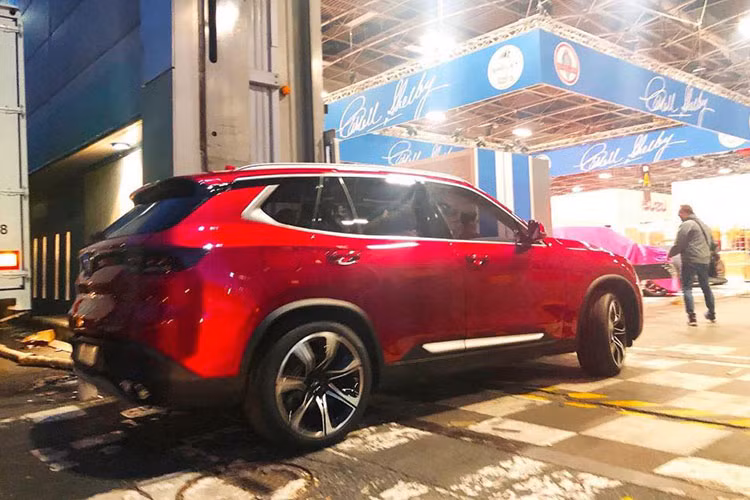 Theo lịch là ngày 2/10 tức thứ 3 tuần sau, VinFast sẽ chính thức trình làng 2 mẫu concept sedan và SUV của mình tại Paris Motor Show 2018. Gian trưng bày của VinFast sẽ nằm ở khu triển lãm số 1, xuất hiện giữa gian của 2 hãng xe là Ferrari – thương hiệu siêu xe “ngựa chồm” nổi tiếng và Kia – ông lớn đến từ Hàn Quốc.