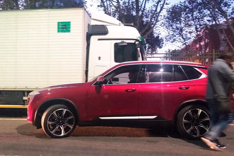 Mẫu sedan sẽ chỉ có 1 lựa chọn động cơ N20 mức công suất 174 mã lực. Còn mẫu SUV VinFast sẽ có 2 tùy chọn mức công suất 174 mã lực hoặc 228 mã lực. Bên cạnh đó, mẫu SUV cũng có 2 cấu hình dẫn động cầu sau (RWD) hoặc 4 bánh toàn thời gian (AWD). Mẫu sedan VinFast thì chỉ có duy nhất cấu hình dẫn động cầu sau.