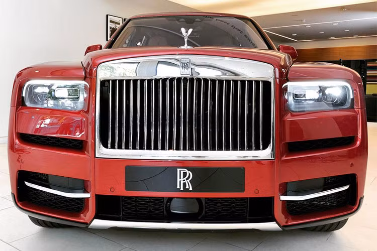 Các kích thước cơ bản của Rolls-Royce Cullinan 2019 bao gồm chiều dài tổng thể 5.341 mm, rộng 2.164 mm, cao 1.835 mm và chiều dài cơ sở 3.295 mm và nặng đến 2.660 kg. Ngoại thất và nội thất của xe đều được thiết kế tinh xảo, tỷ mỉ và không hề kém cạnh so với bất kỳ mẫu siêu xe sang Rolls-Royce nào trước đây.