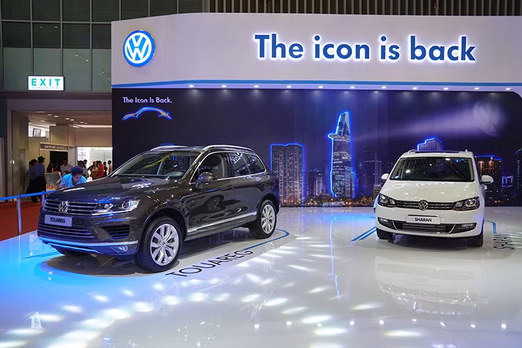 Mẫu crossover hạng trung Volkswagen Tiguan phiên bản mới được trang bị động cơ xăng tăng áp 4 xi-lanh thẳng hàng 2.0l TFSI với công suất tối đa 184 mã lực và mô-men xoắn cực đại 300 Nm kết hợp hộp số tự động 6 cấp-Tiptronic và hệ dẫn động bốn bánh toàn thời gian 4-MOTION cho vận tốc tối đa 179 km/h.