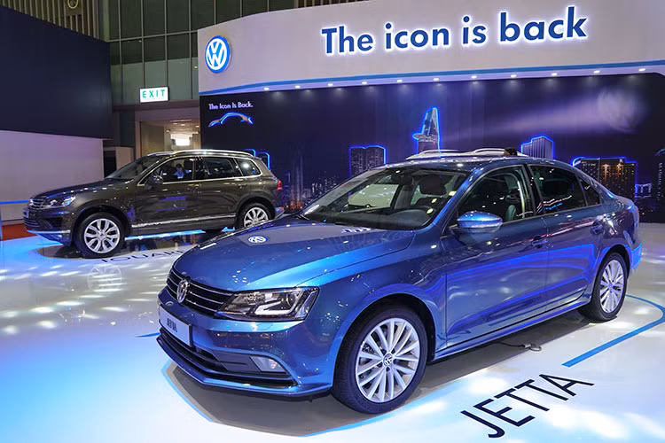 Mẫu sedan và hatchback hạng B Volkswagen Polo thế hệ thứ 6 đến triển lãm VIMS 207 lần này được trang bị động cơ dung tích 1.6 lít 4 xi-lanh thẳng hàng cho công suất 105 mã lực tại tua máy 5250 vòng/phút, sức kéo tối đa 153 Nm tại 3800 vòng/phút đi kèm hộp số tự động 6 cấp dẫn động cầu trước. Mức tiêu thụ nhiên liệu là 5.3 lít/100 km.