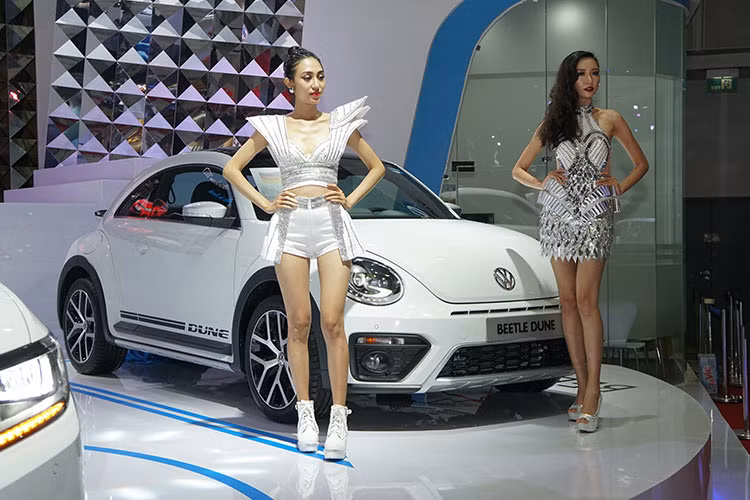 Volkswagen Beetle Dune xuất hiện tại VIMS 2017 nổi bật và khỏe khoắn hơn với nhiều thay đổi về thiết kế theo phong cách của một chiếc xe "con bọ" Beetle Type 1 cổ. tưng được ra mắt vào 14/9 tại Hà Nội, mẫu xe này từng được Volkswagen tại Việt Nam kỳ vọng sẽ mang lại nguồn cảm hứng mới cho người tiêu dùng.