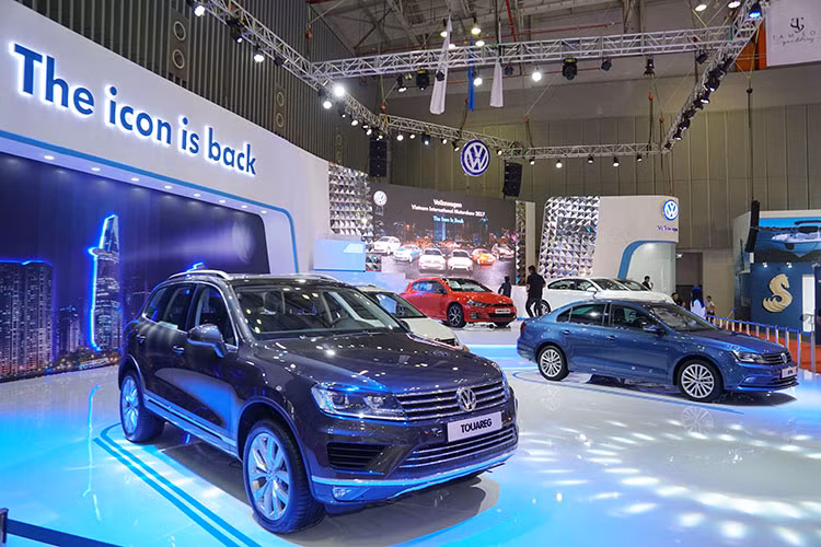 Động cơ của mẫu xe Volkswagen Jetta 2017 được kết hợp với hộp số tự động ly hợp kép DSG và hệ dẫn động cầu trước cho khả năng tăng tốc từ 0-100 km/h trong 8,3 giây và tốc độ tối đa đạt 221 km/h.