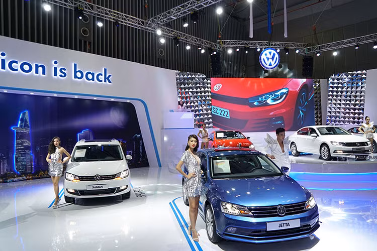 Mẫu sedan Volkswagen Jetta 2017 thuộc phân khúc xe hạng C. Tại thị trường ôtô Việt Nam, Jetta sẽ chỉ có duy nhất một phiên bản động cơ là xăng 1.4l 4 xi-lanh thẳng hàng tăng áp phun xăng trực tiếp, đem tới công suất tối đa 160 mã lực và mô-men xoắn 250 Nm.