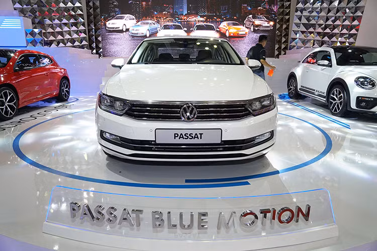 Sức mạnh của Passat Bluemotion 2017 đến từ động cơ I4 phun xăng trực tiếp có tăng áp, dung tích 1.8L, đem lại công suất cực đại 180 mã lực tại vòng tua 5.500 đến 6.000 v/p, cùng mô-men xoắn cực đại 250Nm tại 1.500 - 5.000 v/p. Với hộp số tự đông 7 cấp ly hợp kép DSG, mức tiêu hao nhiên liệu theo nhà sản xuất là 7,3 lít xăng/100km đường hỗn hợp.