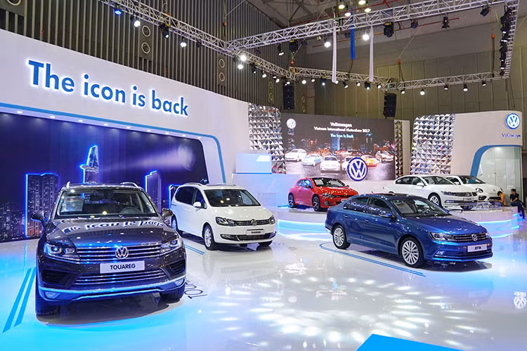 Touareg là là dòng xe SUV cỡ trung hạng sang của tập đoàn xe hơi Volkswagen. Tại Việt Nam, Touareg được trang bị động cơ xăng V6 3.6 lít nạp khí tự nhiên với công nghệ phun xăng trực tiếp FSI, đem tới công suất tối đa 280 mã lực và mô-men xoắn 360 Nm, đi kèm cùng hộp số tự động 8 cấp Tiptronic và hệ dẫn động 4 bánh 4Motion đặc trưng.