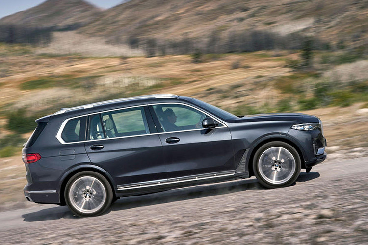 BMW X7 về Việt Nam có phiên bản tiêu chuẩn là xDrive40i mang trên mình động cơ xăng I6, dung tích 3.0L, đem lại công suất tối đa 340 mã lực và mô-men xoắn cực đại 450 Nm, trang bị hộp số là loại tự động 8 cấp đi kèm hệ dẫn động 4 bánh. Ngoài ra, sẽ có thêm phiên bản cao cấp xDrive50i với động cơ V8 mạnh mẽ hơn có dung tích 4.4L, công suất tối đa 462 mã lực và mô-men xoắn cực đại 650 Nm.