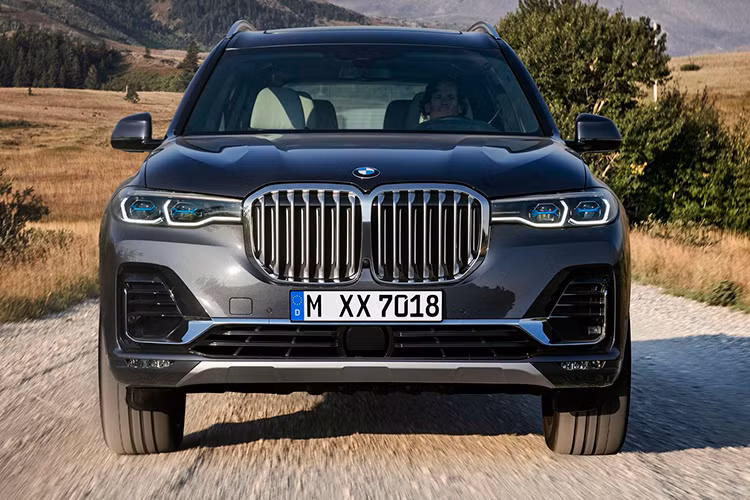 Nối liền với lưới tản nhiệt là cụm đèn chính cũng có thiết kế mới lạ, tuy vẫn sử dụng 2 bóng LED nhưng đặt ngăn cách nhau nhờ những dải đèn LED định vị ban ngày đồng thời tổng thể thanh mảnh hơn. Hốc gió 2 bên được ngăn cách cùng cản trước nhờ đường viền mạ crôm và đèn sương mù đặt sát xuống khu vực phía dưới gần ốp gầm.