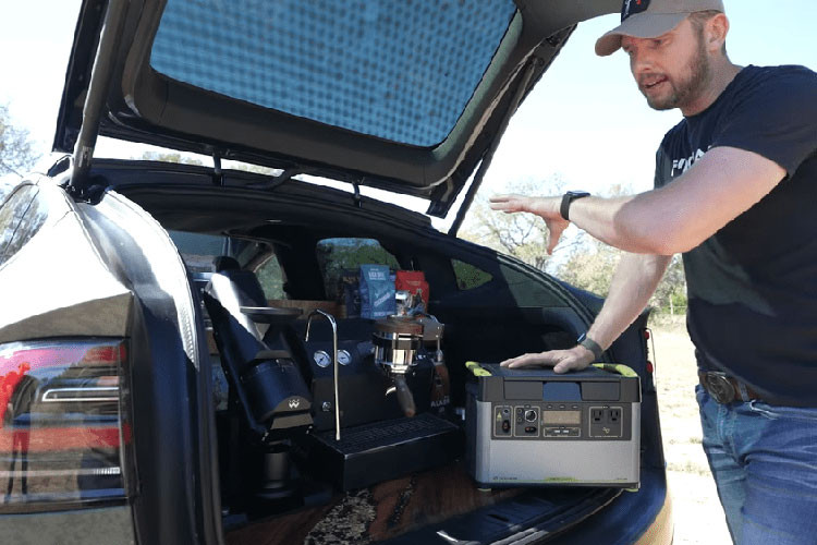 Tesla Model X do sung 6 nong va quay bar pha ca phe doc nhat