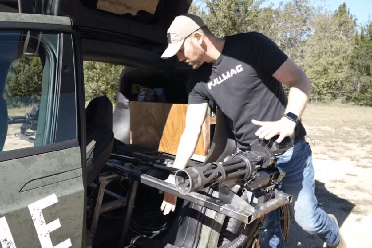 Tesla Model X do sung 6 nong va quay bar pha ca phe doc nhat-Hinh-2