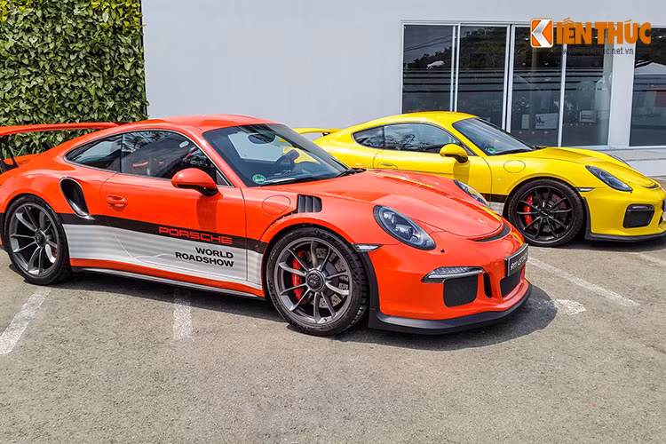 Được biết sau khi đâm trực diện, chiếc Porsche Cayman GTS quay 180 độ. May mắn trong vụ tai nạn lần này, chỉ có một khách hàng bị thương nhẹ. Việc khách hàng có phải bồi thường hay không vẫn chưa được Porsche Việt Nam công bố.